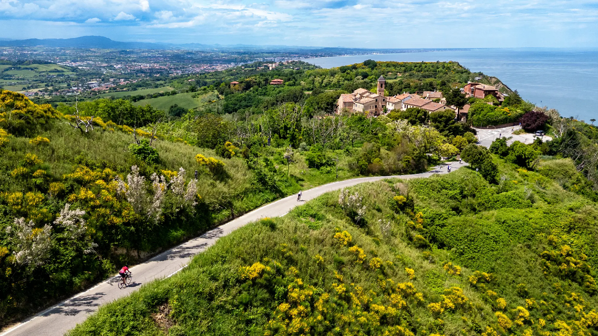 Ciclisti in uscita dall'Hotel Dory sulle colline dell'entroterra riminese