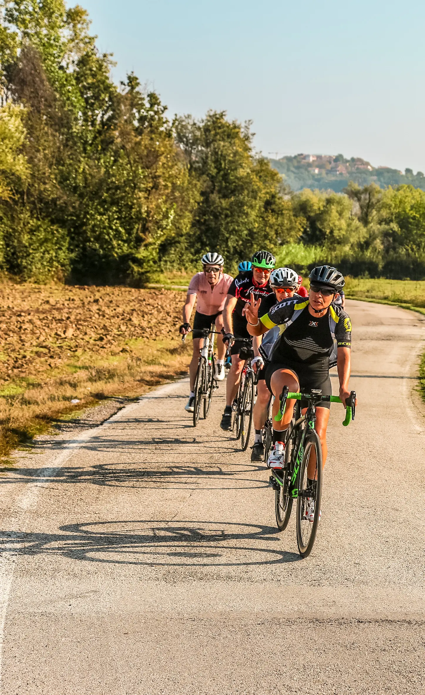 Ciclisti in escursione sulle colline dell'entroterra riminese