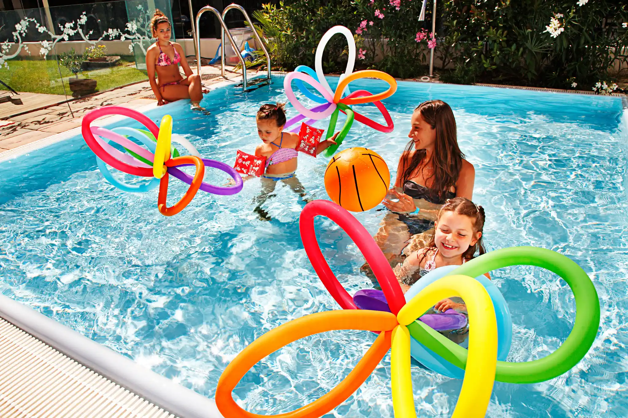 Bambini che giocano nella piscina del D-Place con i palloncini colorati